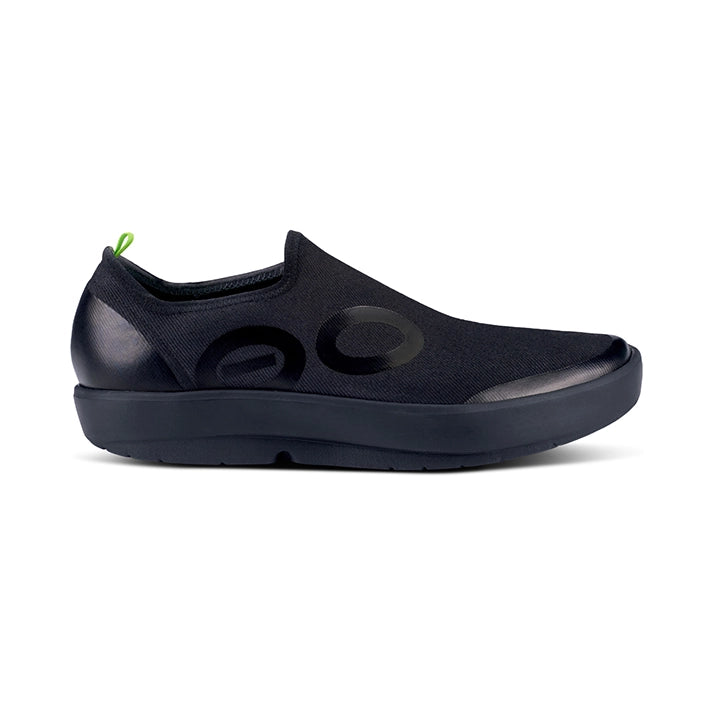 OOFOS MEN'S OOMG EEZE LOW  SHOES- BLACK