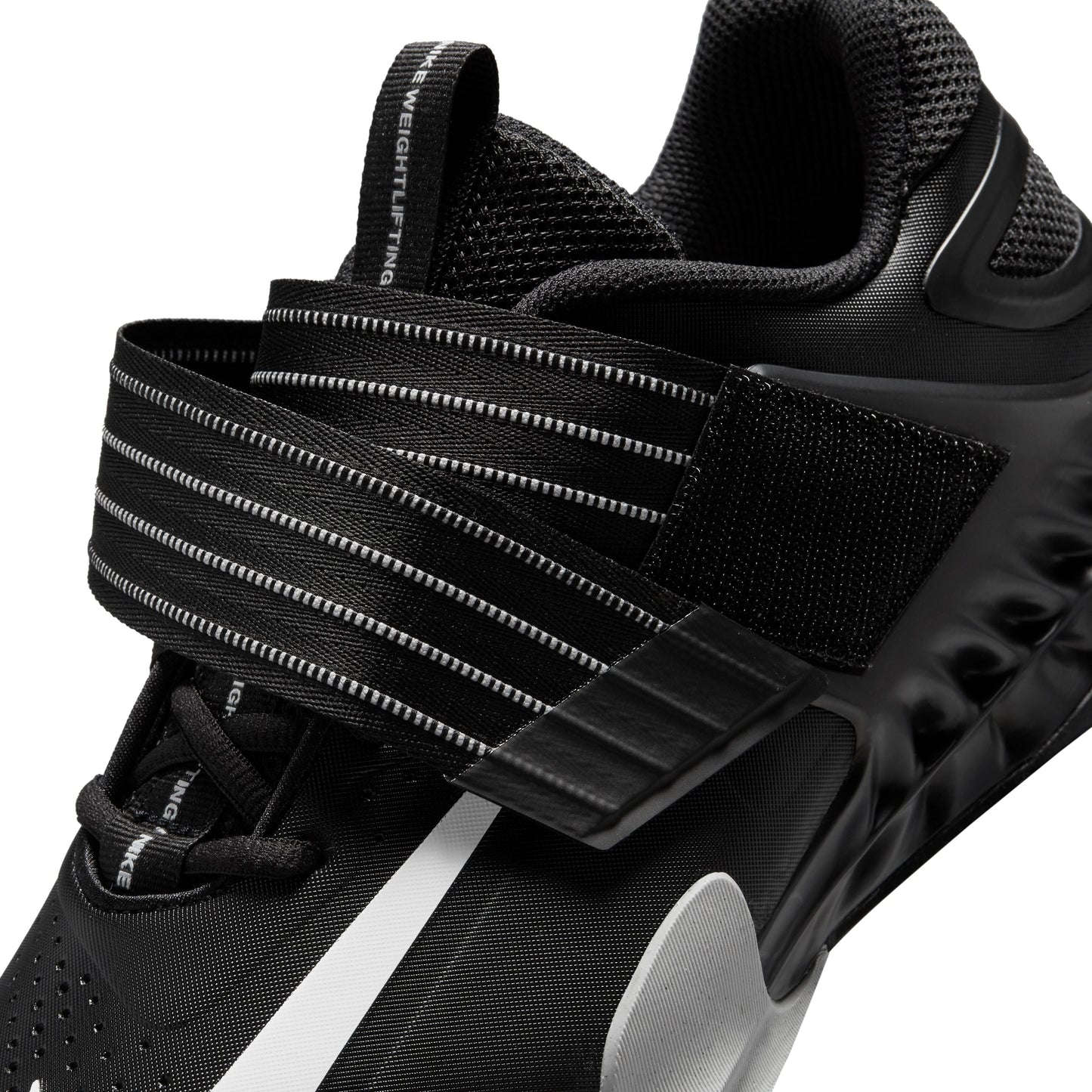 NIKE SAVALEOS