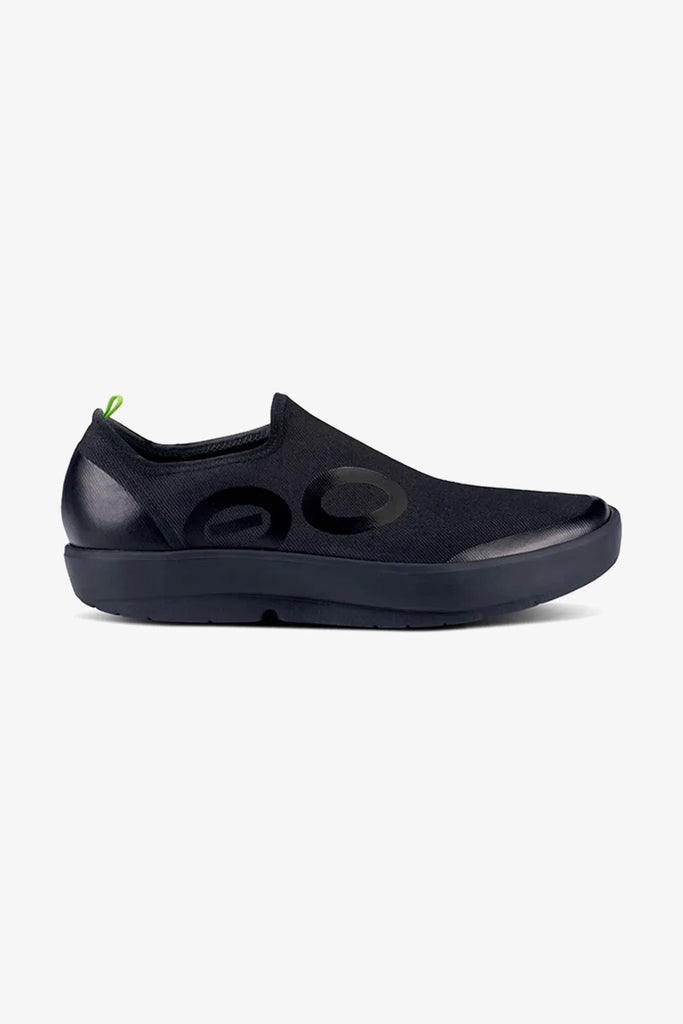 OOFOS MEN'S OOMG EEZE LOW  SHOES- BLACK - Sole Therapy